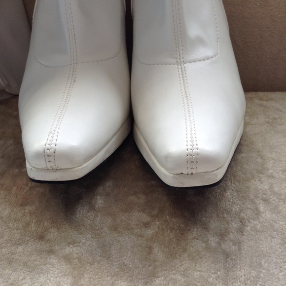 GO GO BOOTS, CARLY WHITE FAUX LEATHER BOOTS 7 M - Picture 8 of 8